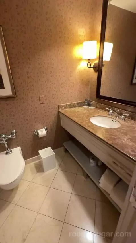 Deluxe Double Room with Two Double Beds and City View bathroom picture #2