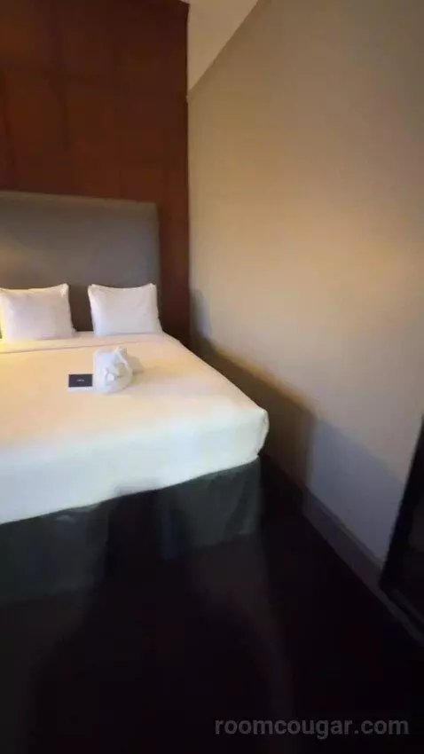 Executive Queen Suite bed picture #1