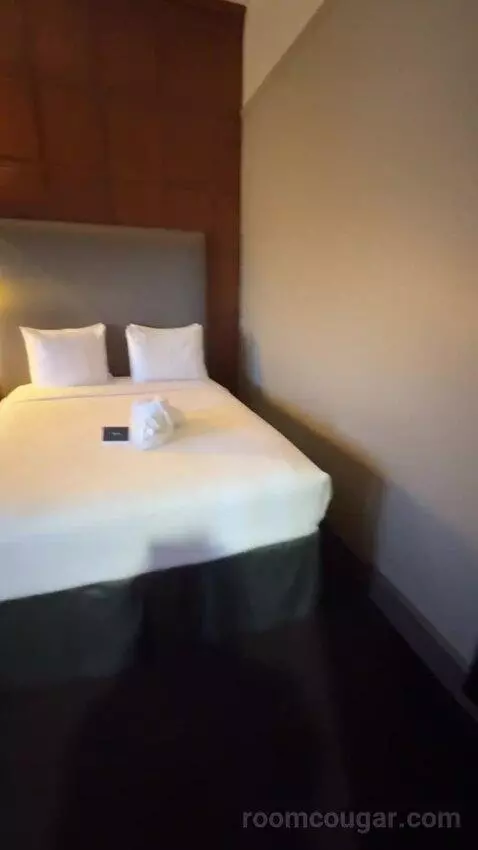 Executive Queen Suite bed picture #2