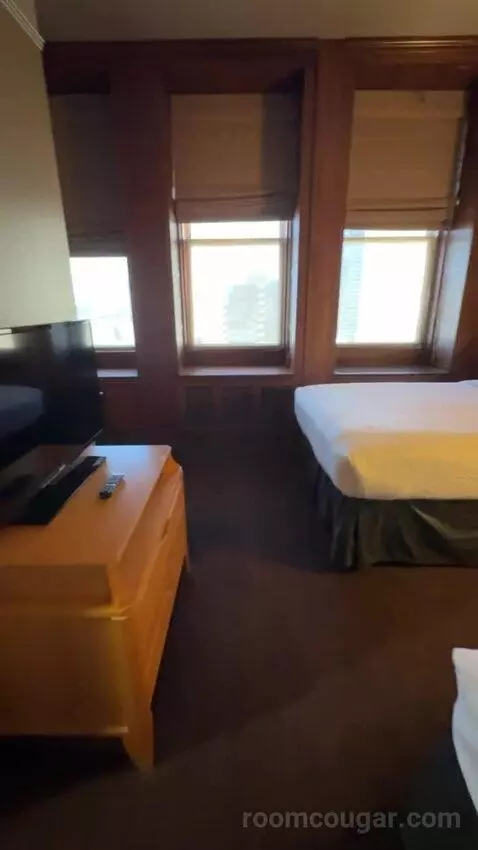 Executive Queen Suite bed picture #8