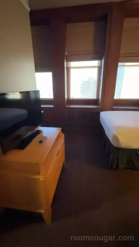Executive Queen Suite bed picture #10