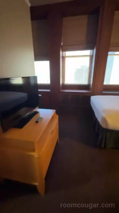 Executive Queen Suite bed picture #11