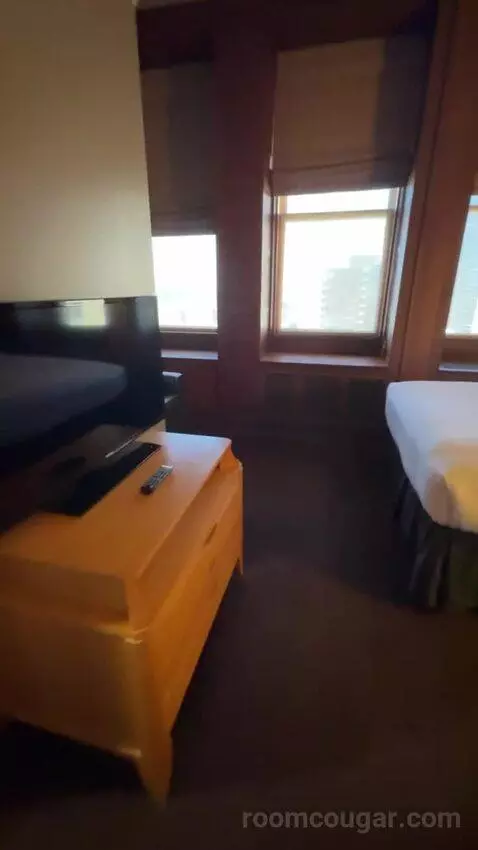 Executive Queen Suite bed picture #12