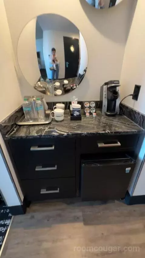 Deluxe Double Queen Room bathroom picture #1