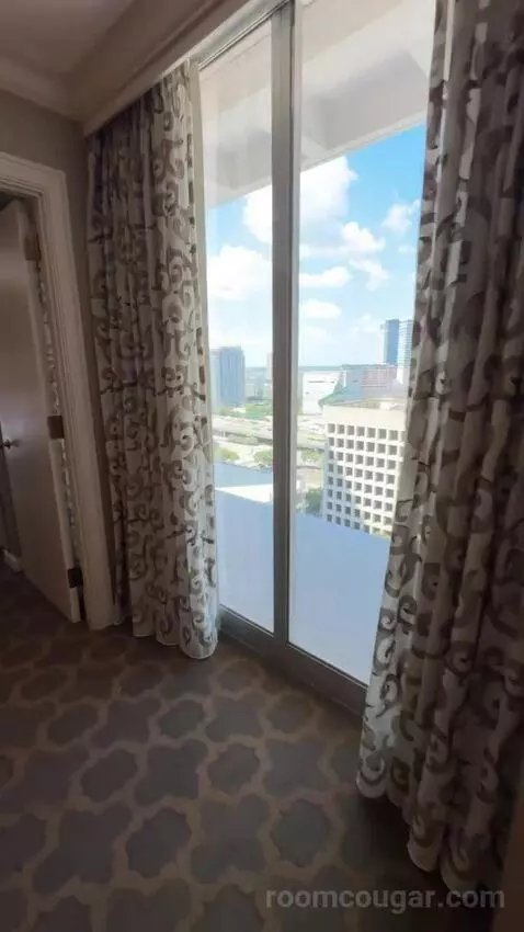 One-Bedroom King Suite with City View bed picture #3