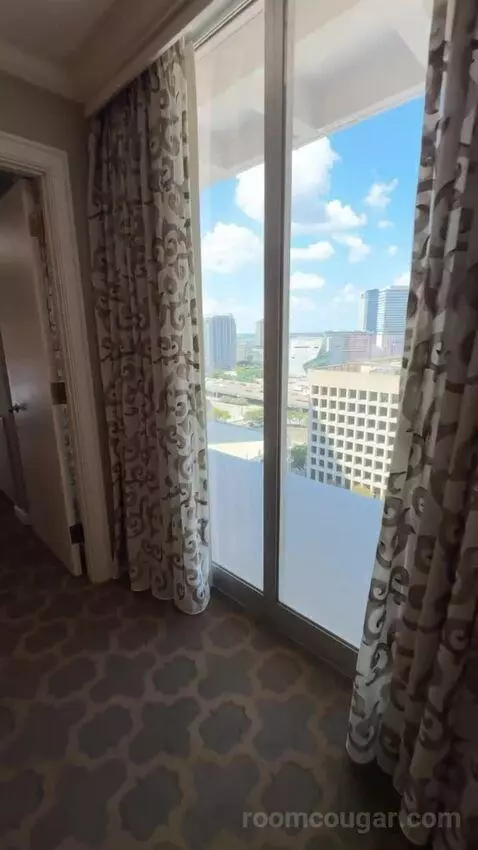 One-Bedroom King Suite with City View bed picture #4
