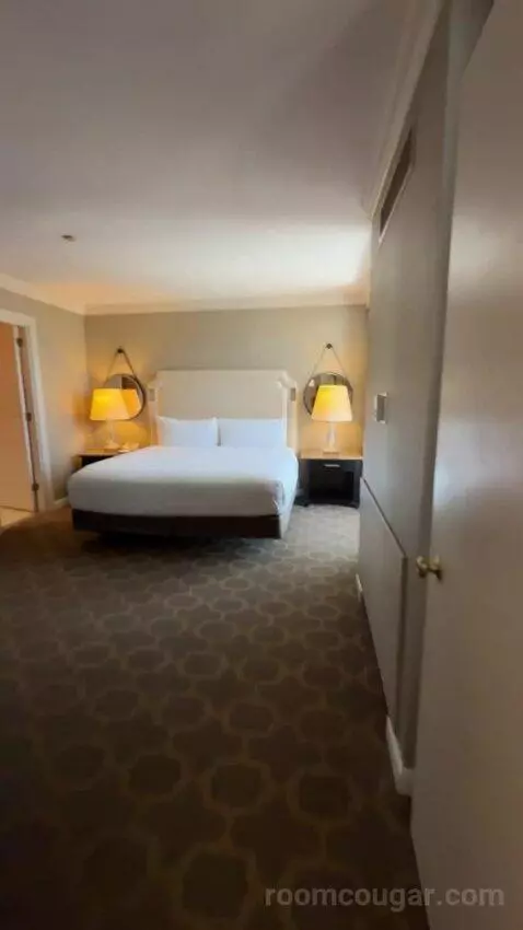 One-Bedroom King Suite with City View bed picture #5