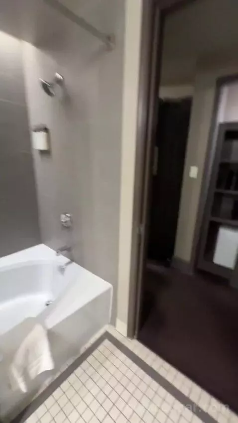 Deluxe Queen Room bathroom picture #7
