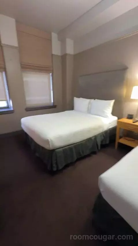 Deluxe Queen Room bed picture #10