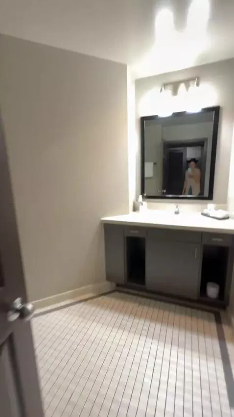 Deluxe Queen Room bathroom picture #1