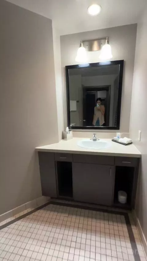 Deluxe Queen Room bathroom picture #2