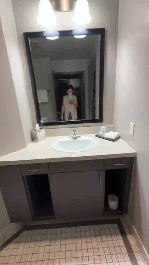 Deluxe Queen Room bathroom picture #3