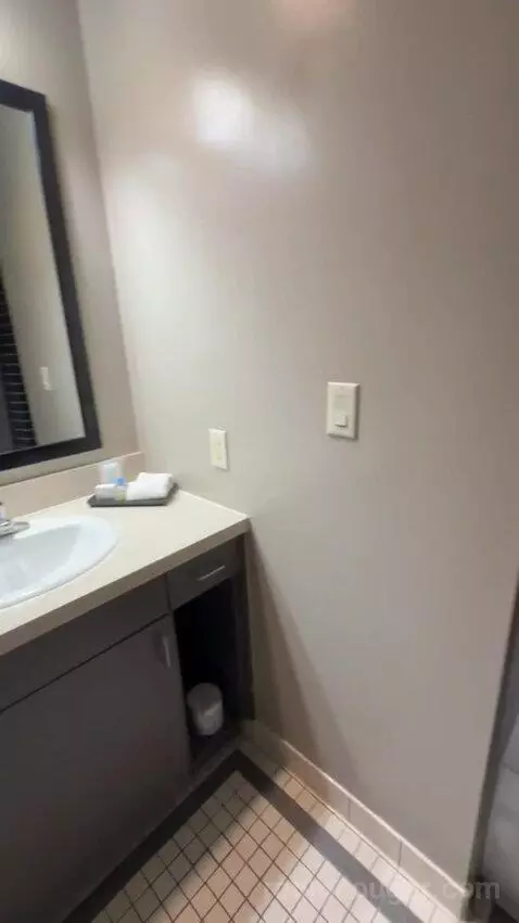 Deluxe Queen Room bathroom picture #4