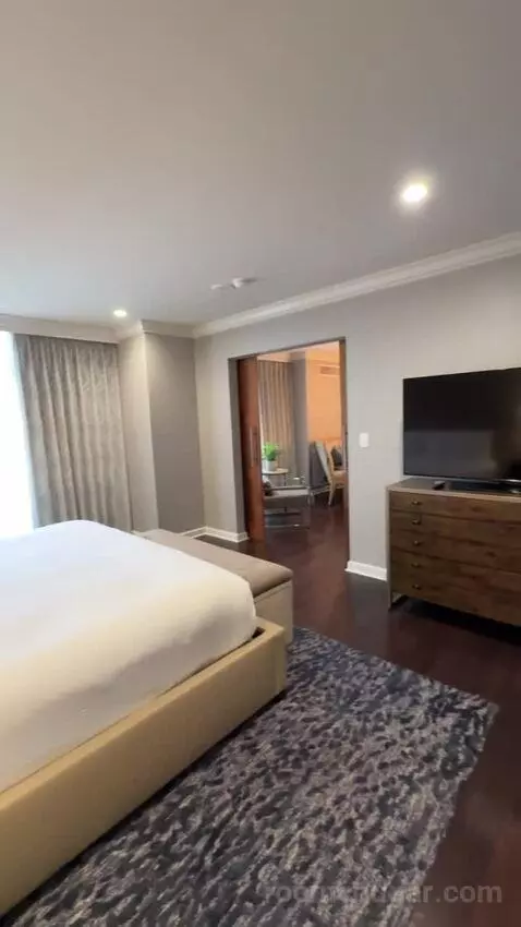 Presidential Suite bed picture #11
