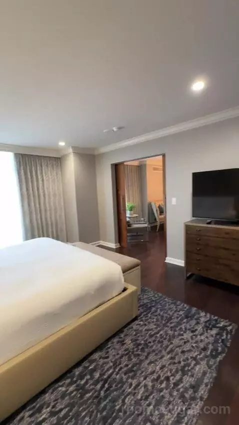 Presidential Suite bed picture #12