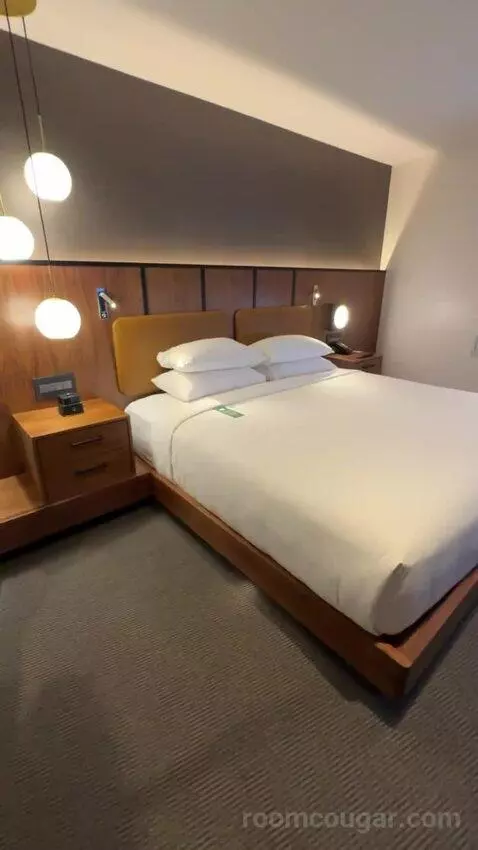 Suite bed picture #3