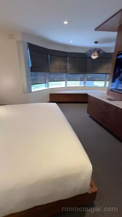 Suite bed picture #4