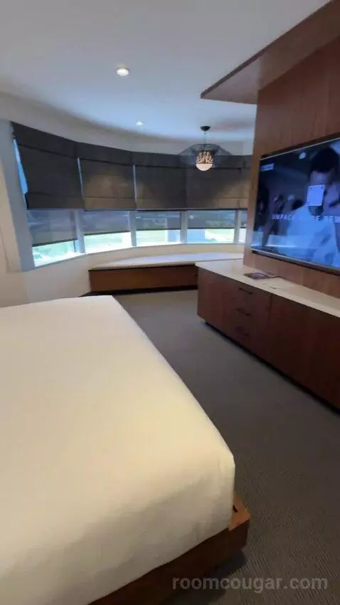 Suite bed picture #6