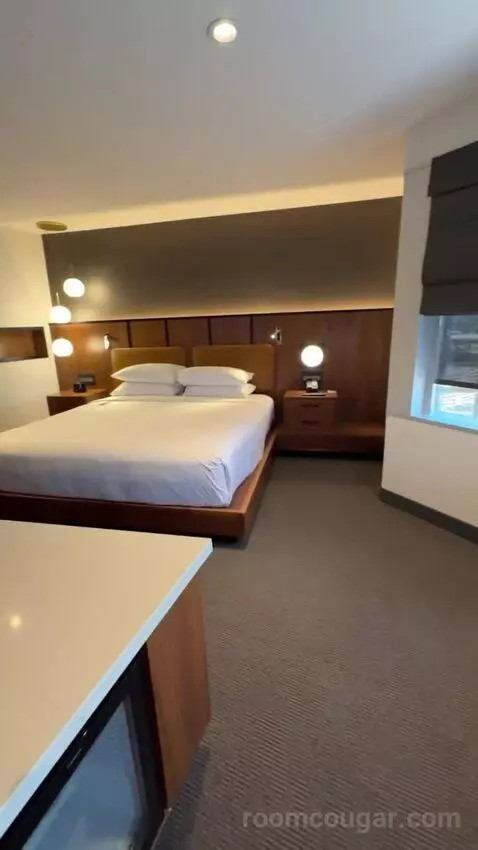 Suite bed picture #8