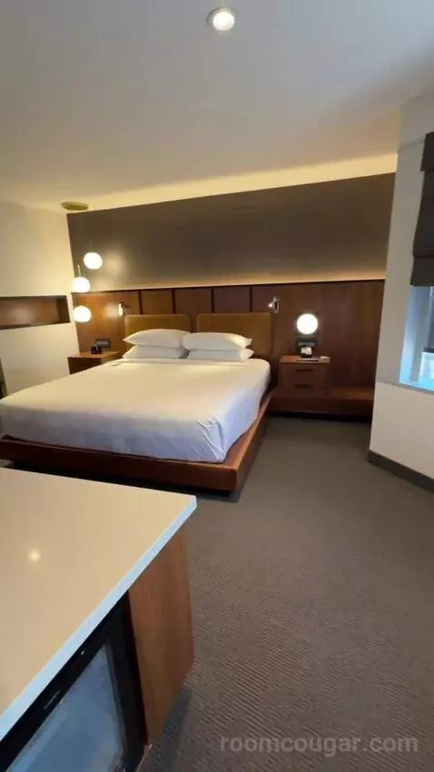 Suite bed picture #9