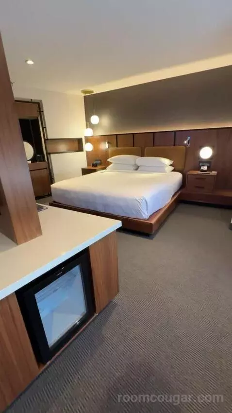 Suite bed picture #10