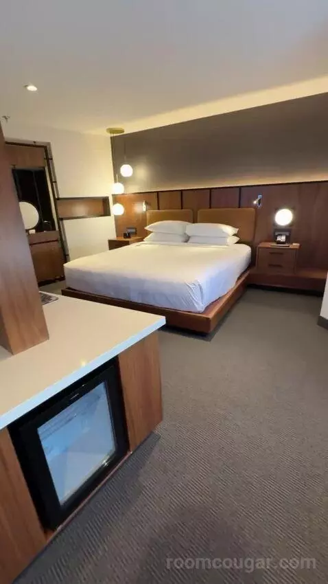 Suite bed picture #11