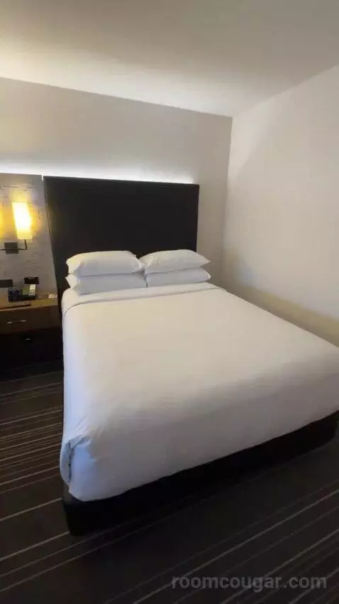 Queen Room with Two Queen Beds and City View bed picture #5
