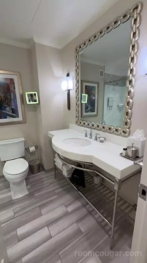 Deluxe Guest Room, 2 King Beds bathroom picture #4