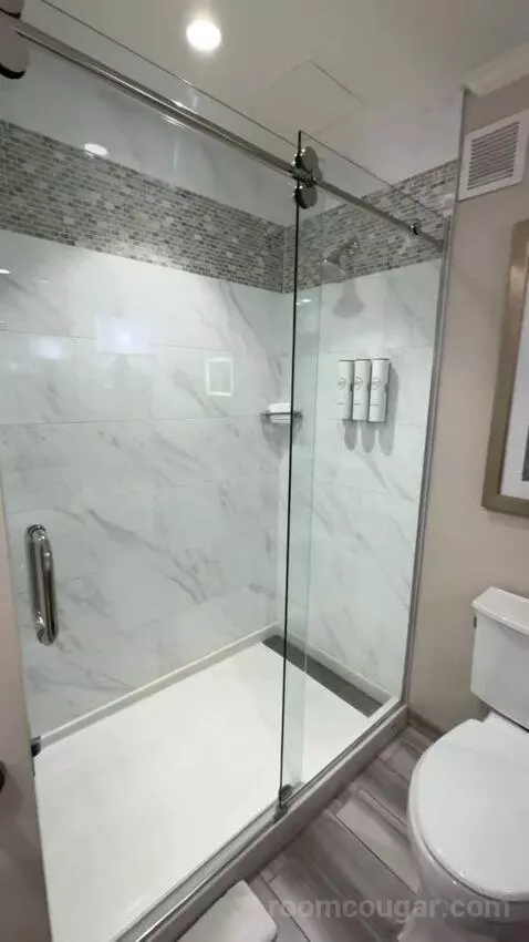 Deluxe Guest Room, 2 King Beds bathroom picture #9