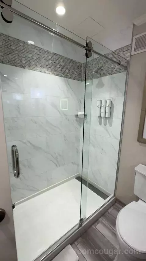 Deluxe Guest Room, 2 King Beds bathroom picture #10