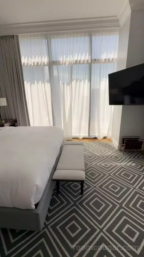 Panoramic Corner King bed picture #1