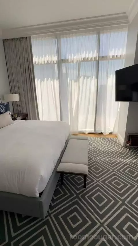 Panoramic Corner King bed picture #2