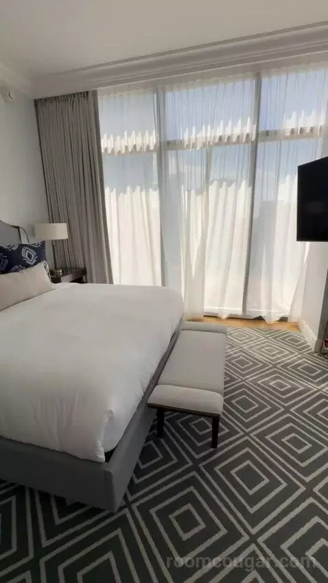 Panoramic Corner King bed picture #3