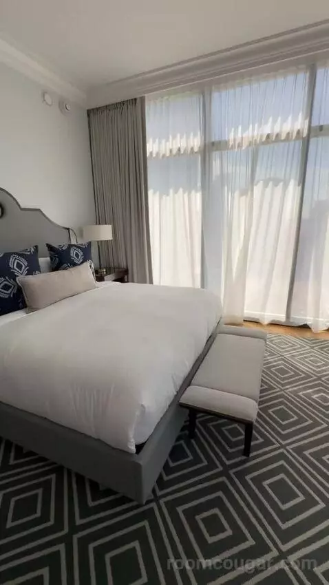 Panoramic Corner King bed picture #5