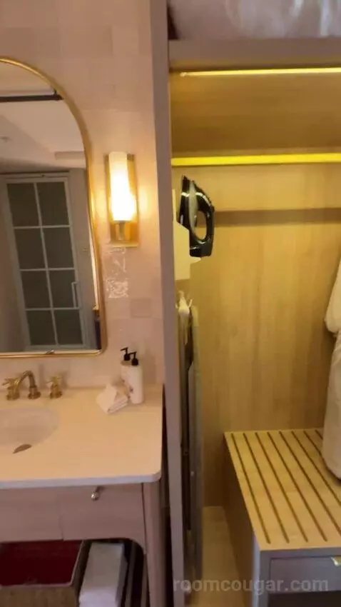 King Room bathroom picture #1