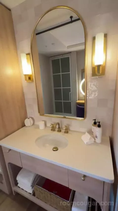 King Room bathroom picture #3