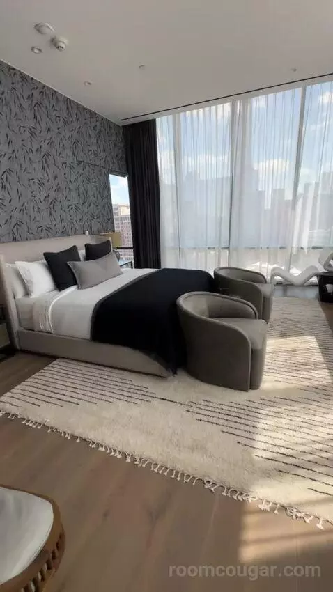 Harwood Suite bed picture #3