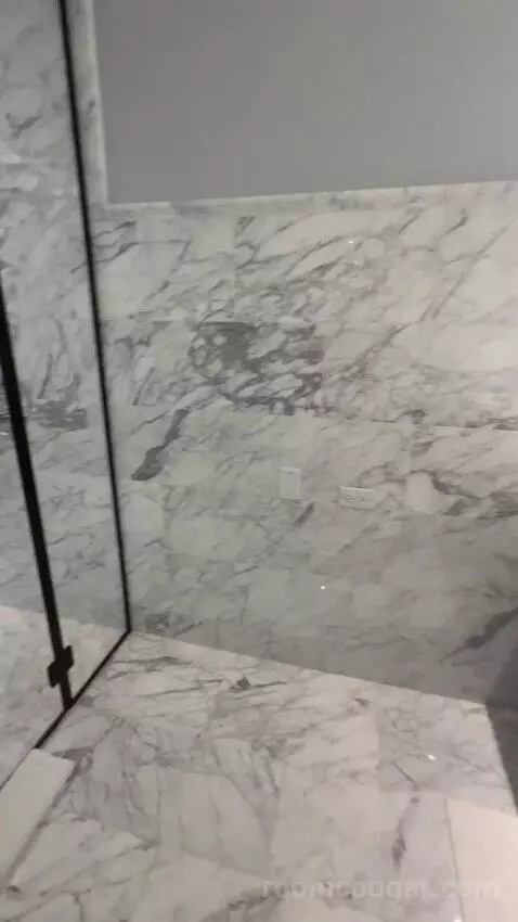 Elite King bathroom picture #5