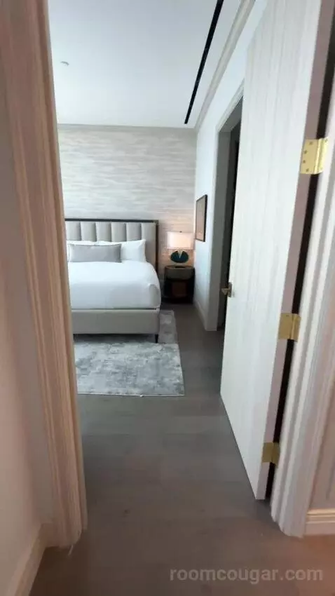 Legacy Suite bed picture #4