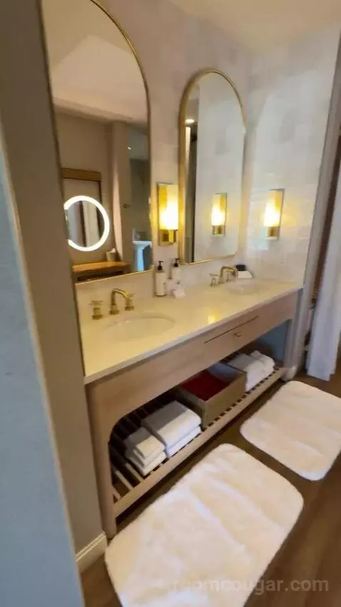 Grand King Room bathroom picture #1
