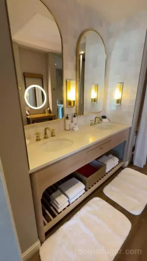 Grand King Room bathroom picture #2