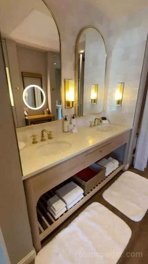 Grand King Room bathroom picture #3