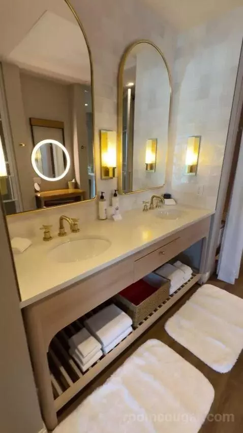 Grand King Room bathroom picture #4