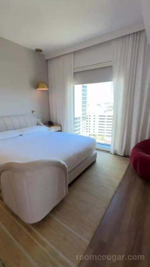 Grand King Room bed picture #3