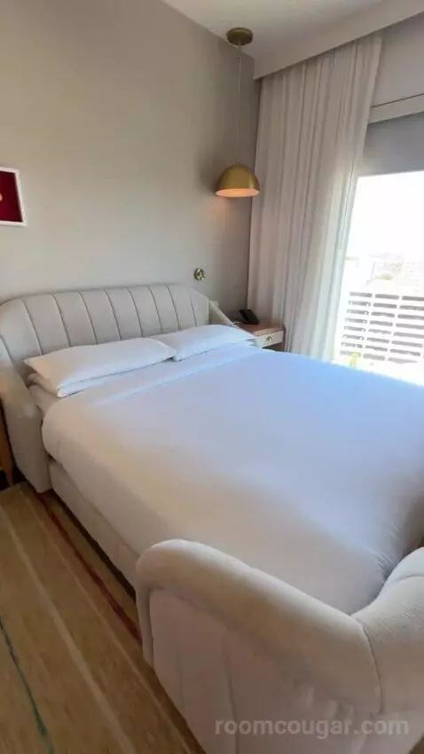 Grand King Room bed picture #8