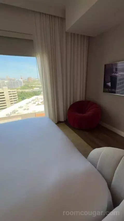 Grand King Room bed picture #9