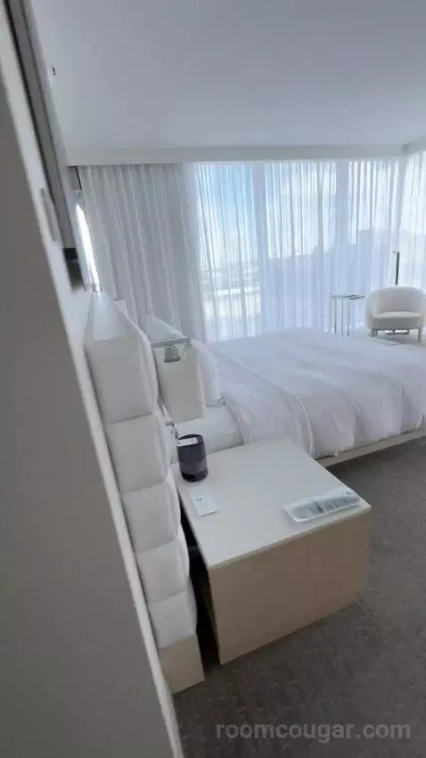 Avant Garde Suite bed picture #1