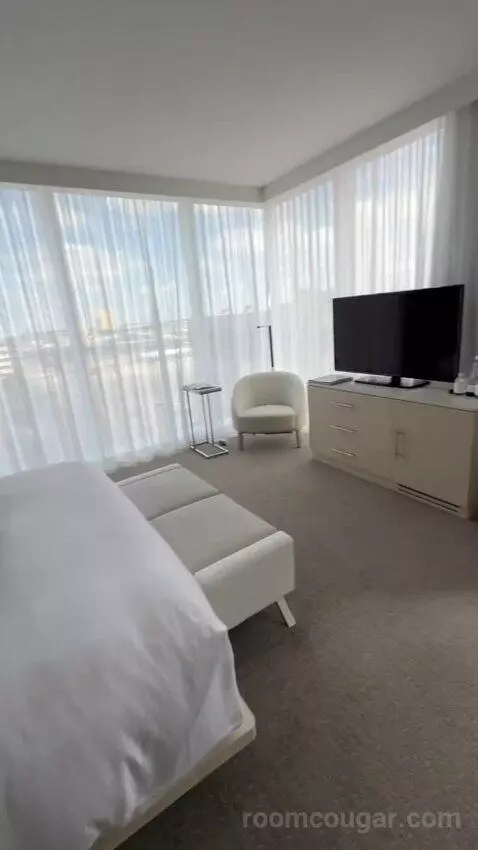Avant Garde Suite bed picture #5