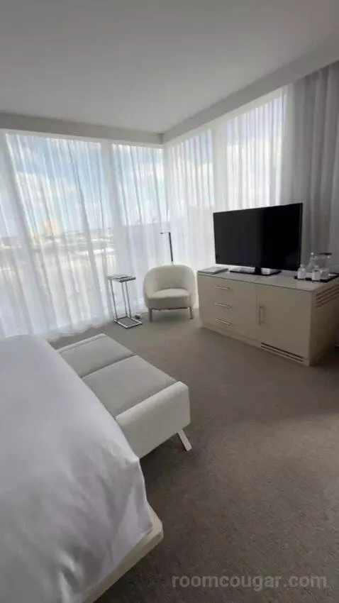 Avant Garde Suite bed picture #6