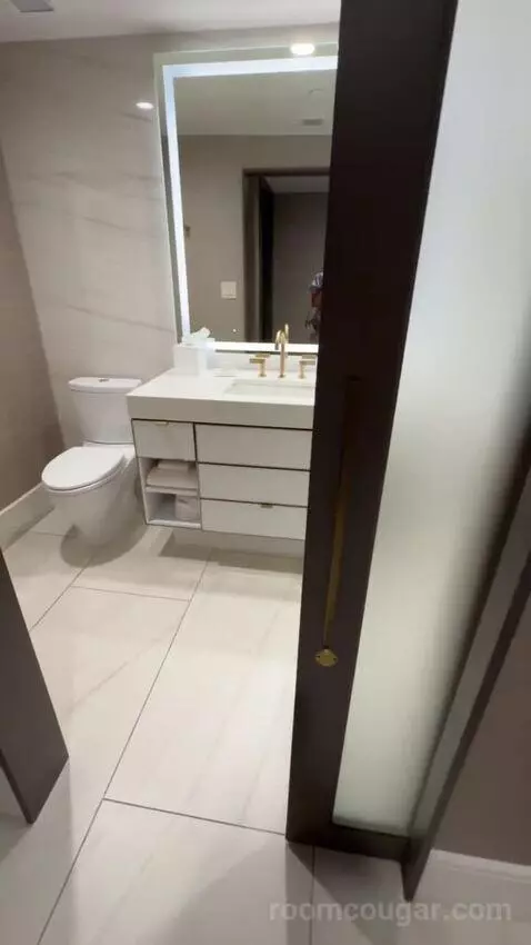 Superior King Room bathroom picture #2